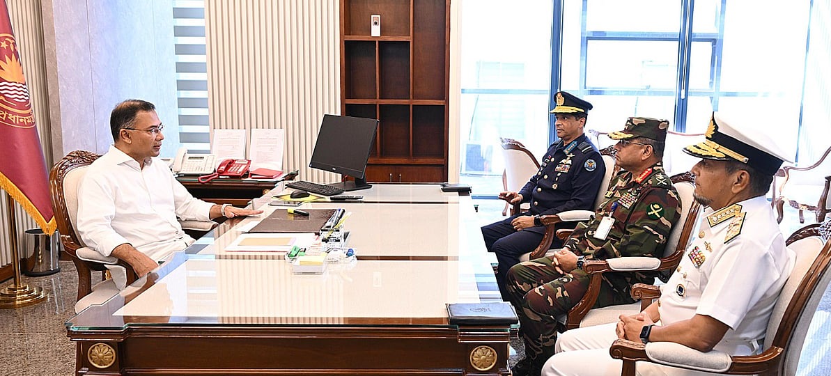 সচিবালয়ের করিডোরে তিন বাহিনী প্রধান! কী বার্তা?